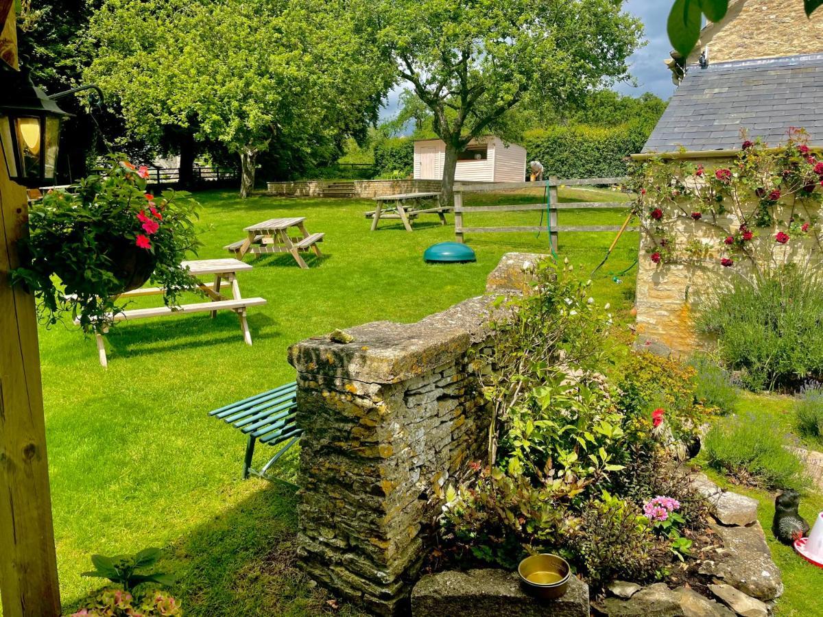 The Swan Inn Swinbrook Burford Exterior photo
