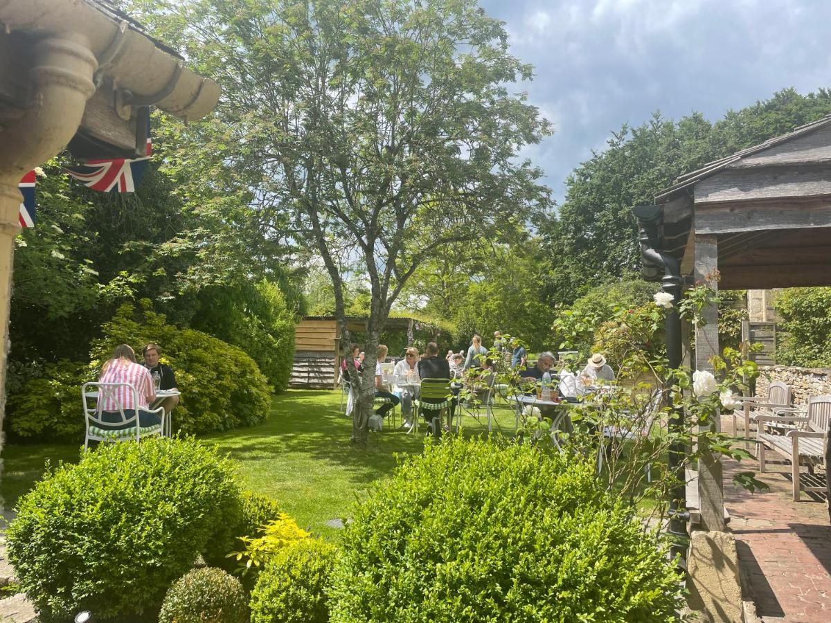 The Swan Inn Swinbrook Burford Exterior photo