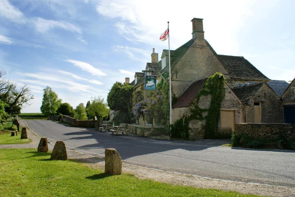 The Swan Inn Swinbrook Burford Exterior photo